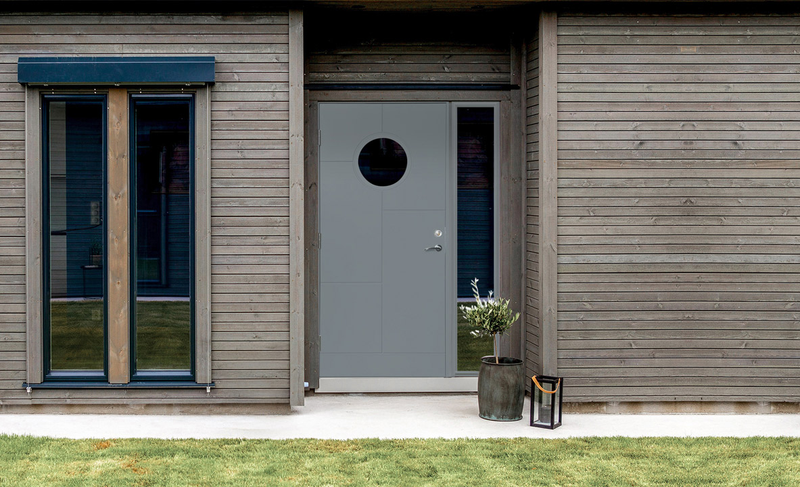 En moderne ytterdør med et lett og luftig uttrykk takket være det runde glassfeltet. Stavern slipper inn naturlig lys i entréen og gir en lys og åpen følelse. Det runde vinduet gir døren et tydelig særpreg.